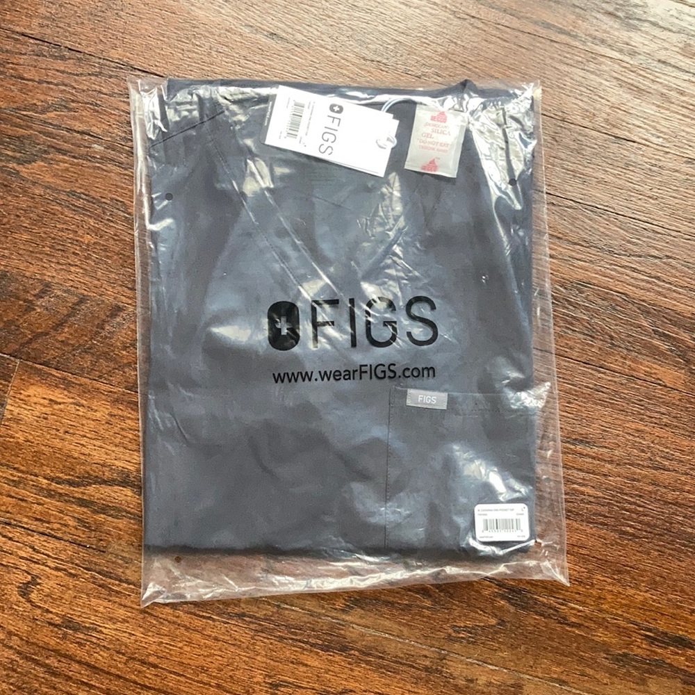 FIGS Charcoal Top